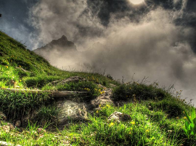 Der Vorgipfel ist fast von Nebel verdeckt