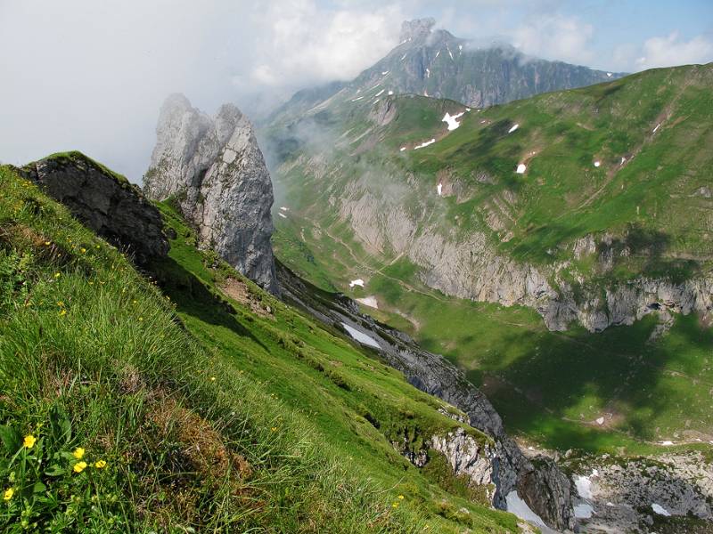 Blick Richtung Mättlistock. Vorne sind die Felsen von Vorgipfel des Dejenstocks