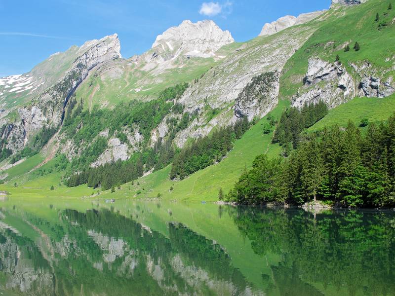 Die Wanderroute führt vom Ende des Sees nach rechts Richtung des