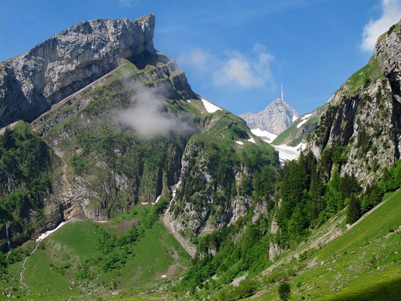 Blauer Himmel und schöne Berge