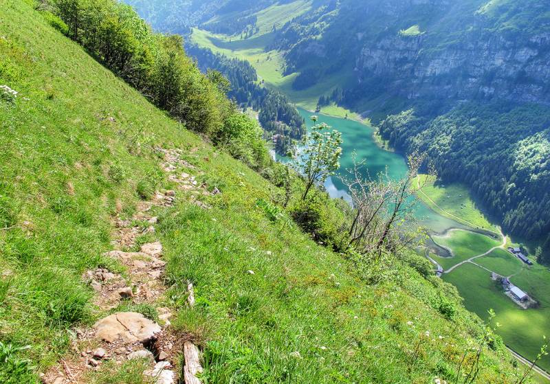 Seealpsee ist bereits tief unten. Einige Höhenmeter sind bereits gesammelt