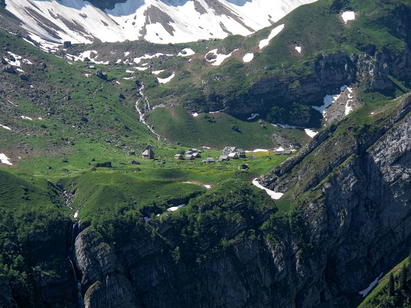 Meglisalp auf der anderen Seite des Tals gezoomt