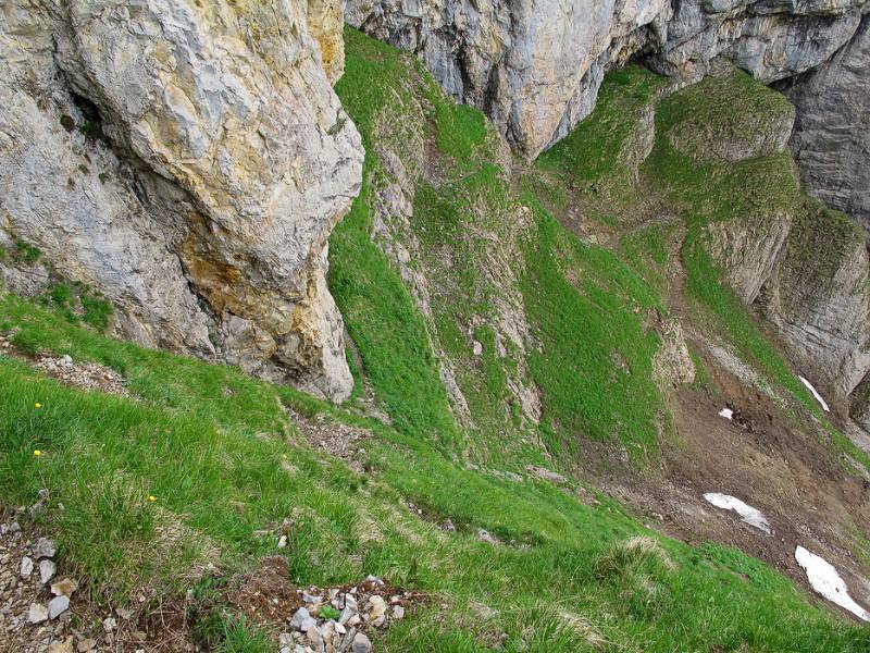 Die Route führt ganz eng entlang dem Felsen