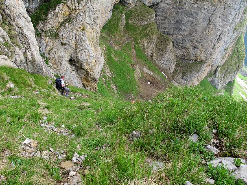 Ein paar Wanderer im Abstieg