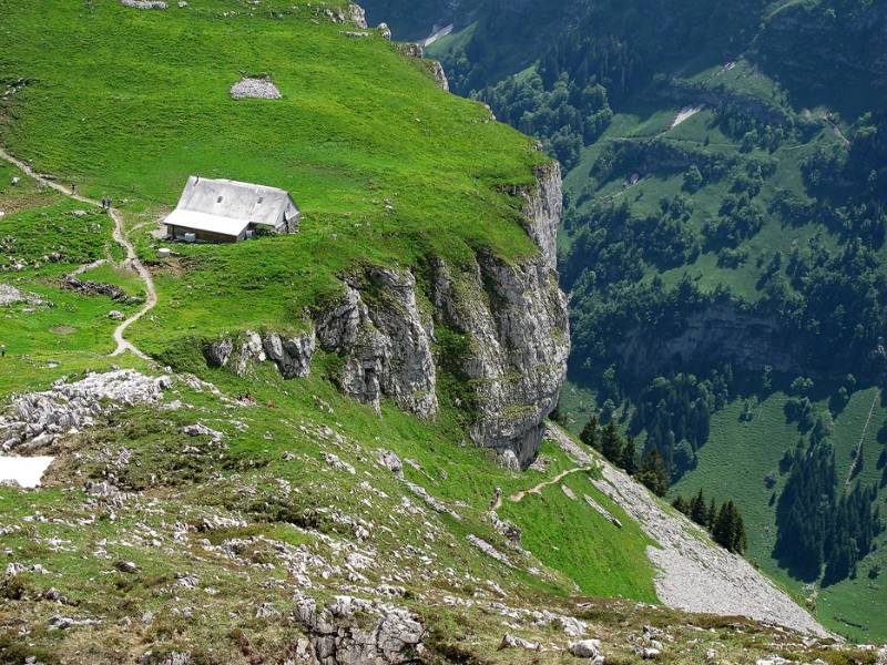 Chlus. Die Wanderroute geht rechts unter den Felsen Richtung Äscher