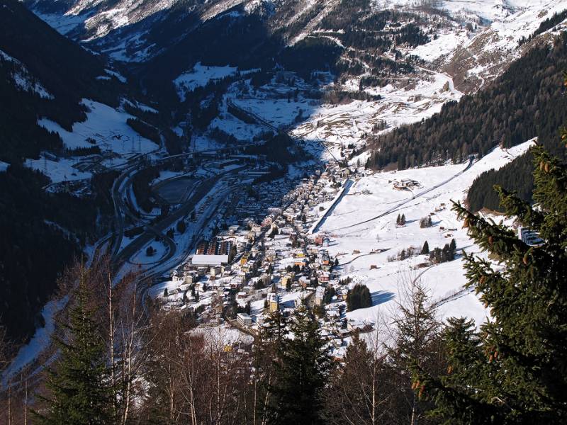 Airolo noch zu Hälfte im Schatten