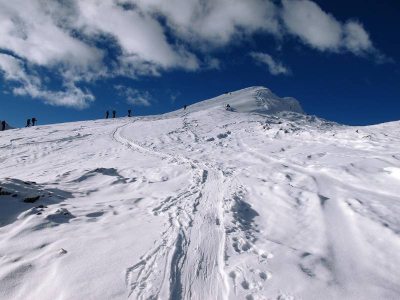 Dünne Schicht von Neu-Schnee auf guter Unterlage