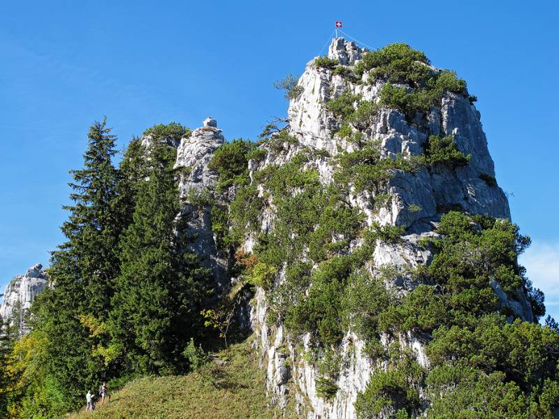 Felsblock mit der Fahne zwischen Brüggler und Wageten