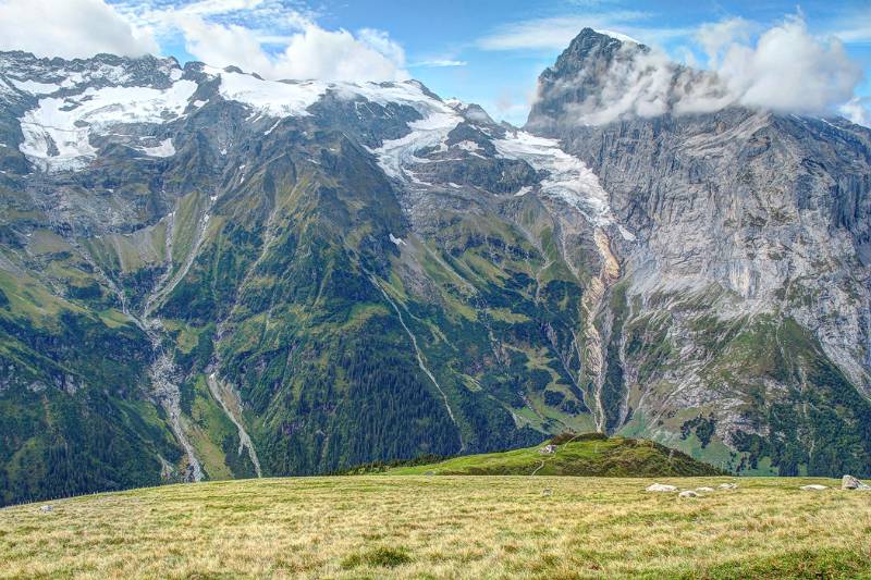 Titlis gegenüber. In der Mitte des Bilds gibt es T5-Route zum