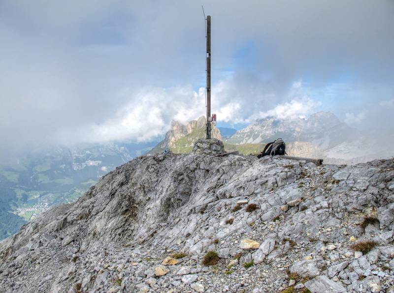 Der Gipfel und im Hintergrund - Hahnen