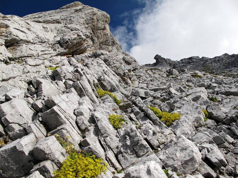 Hinauf über Blockfelsen