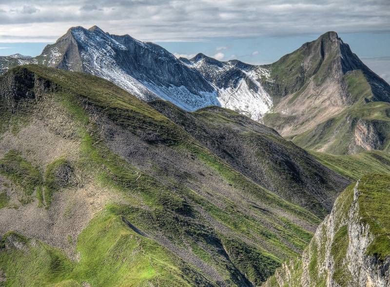 Brisen und Hoh Brisen (links). In der NO-Flanke liegt noch Schnee