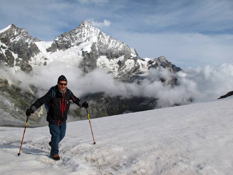 Auf dem Firn. Im Hintergrund ist Weisshorn