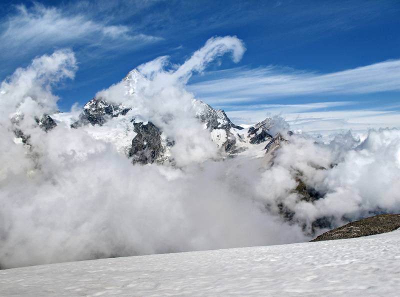 Weisshorn zwischen schönen Wolken