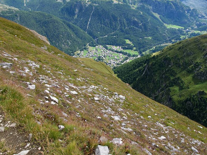 Auf dem Wisshornweg zurück zum Trift. Unten ist Zermatt