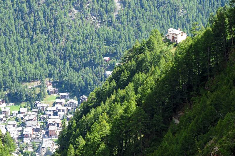 Einzigartige Lage: auf dem Alterhaupt ist Pension Edelweiss Zermatt