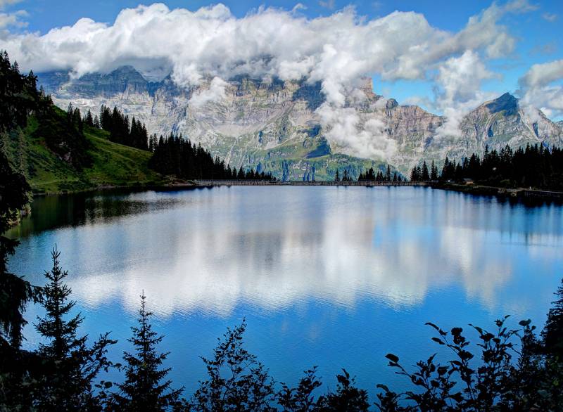 Stausee Garichti und vorne Glärnisch mit Wolken bedeckt