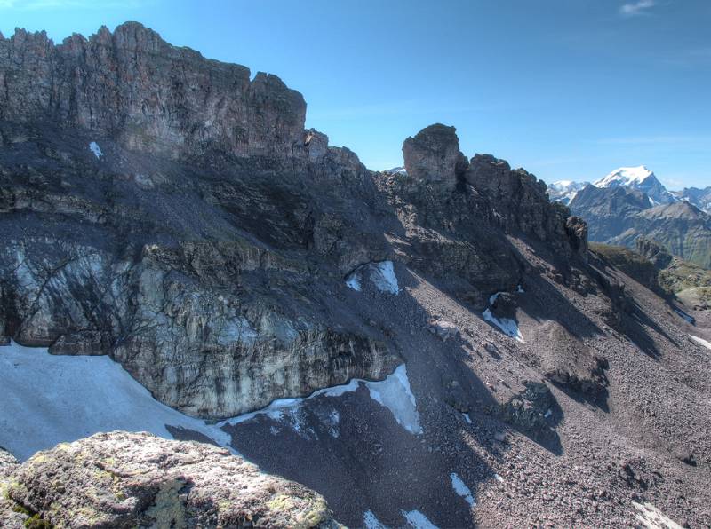 Chärpf Tor mit sehr brüchigen Felsen