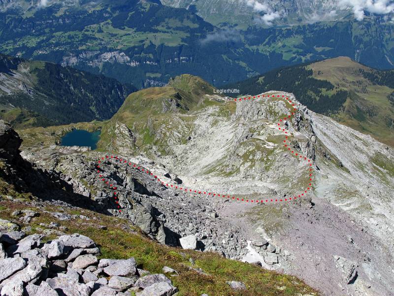 Leglerhütte von Chli Chärpf aus. Die Aufstiegsroute verläuft über den Grat