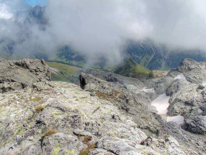 Wolkenschleier verdeckt die Berge gegenüber