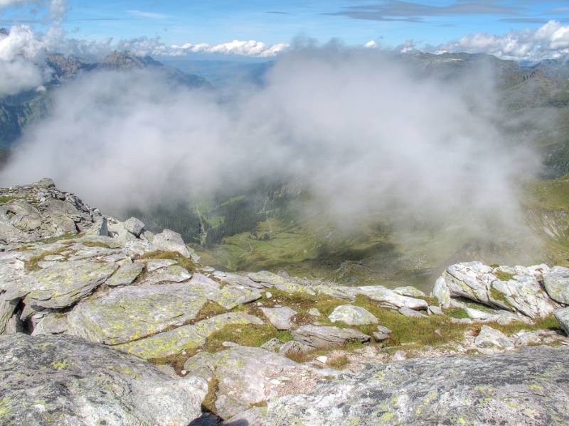 Die Wolken kommen am Nachmittag nach unten ins Tal