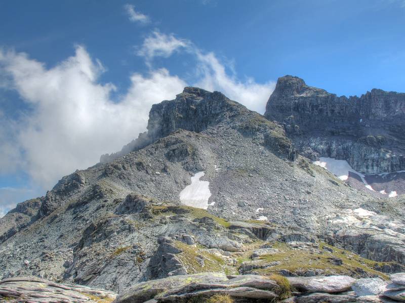 Blick zurück auf Chli- und Gross Chärpf im Abstieg