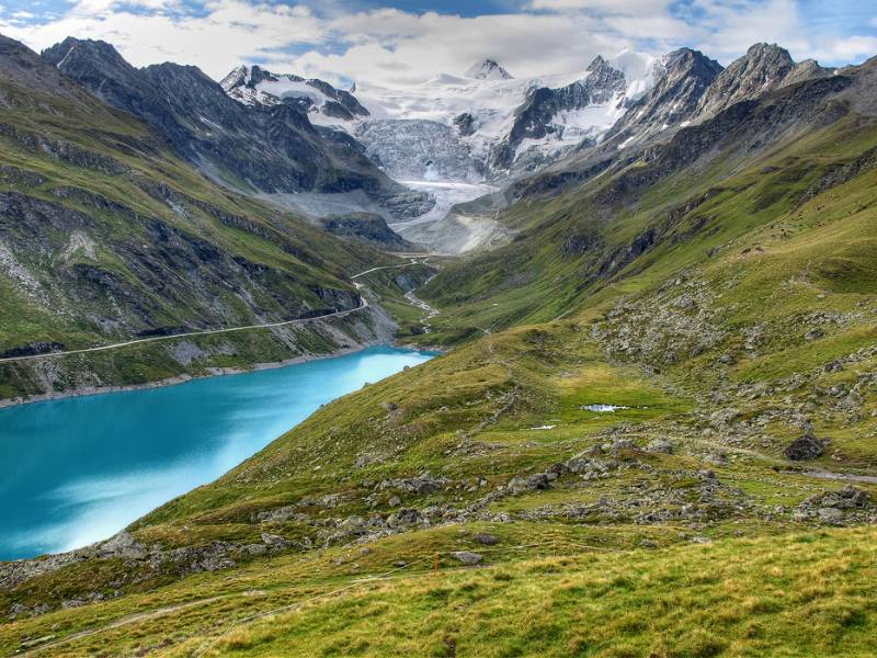 Schöne Wanderkulisse, leider grosse, weisse Gipfel sind von Wolken bedeckt