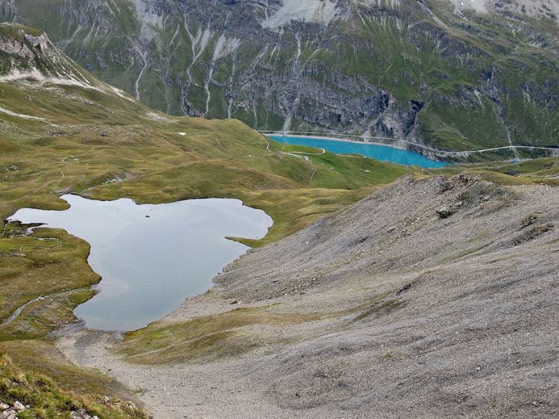 Grauer Lac des Autannes und weit unten strahllender Lac de Moiry