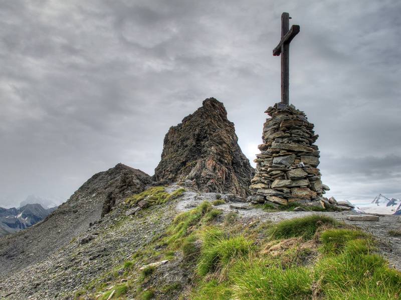 Gipfelkreuz auf Col de Torrent. Es ist bereits bewölkt