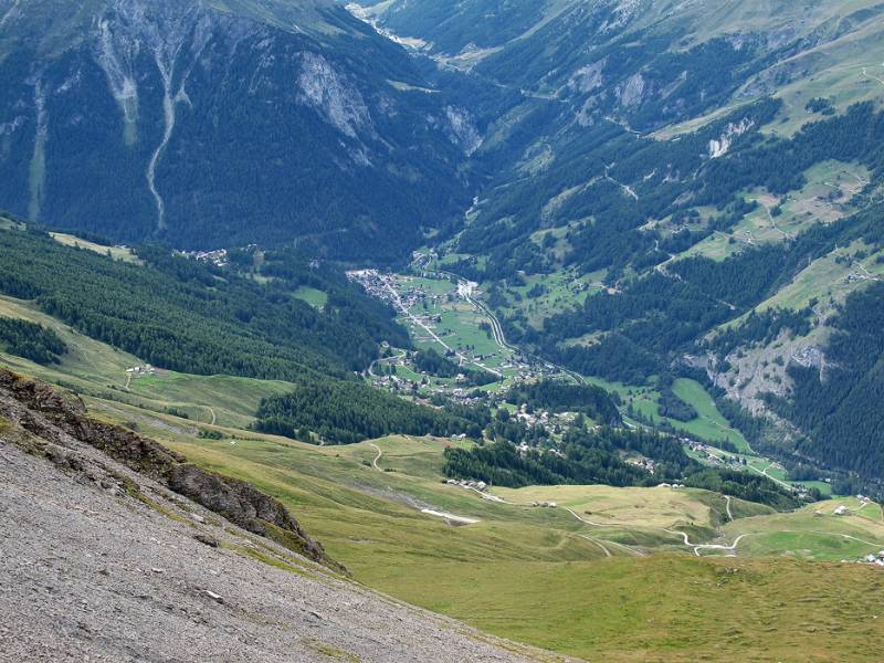 Unten ist Evolène und ganz oben - Val d'Arolla