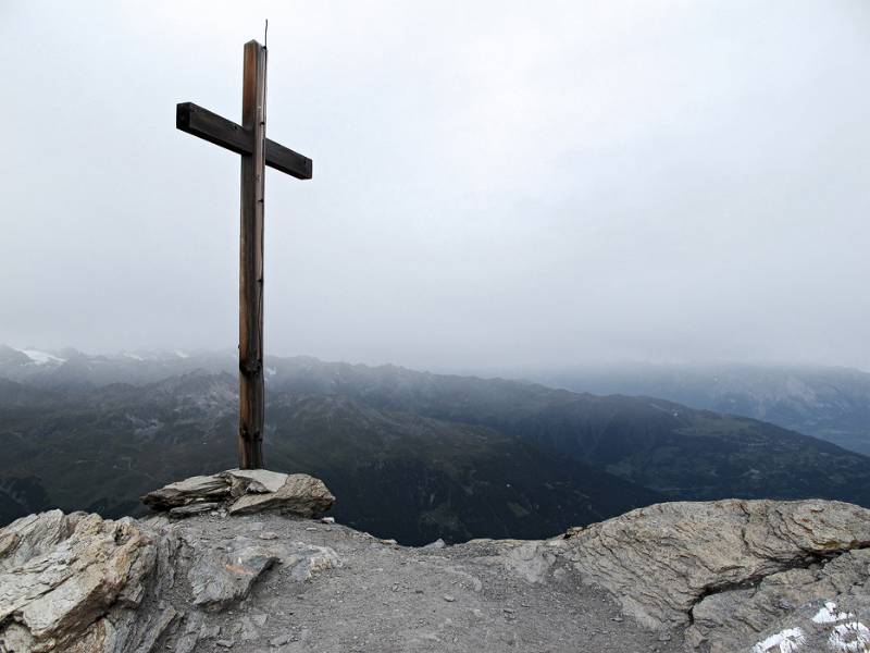 Das Gipfelkreuz von Sasseneire. Die Sicht ist leider sehr beschränkt und