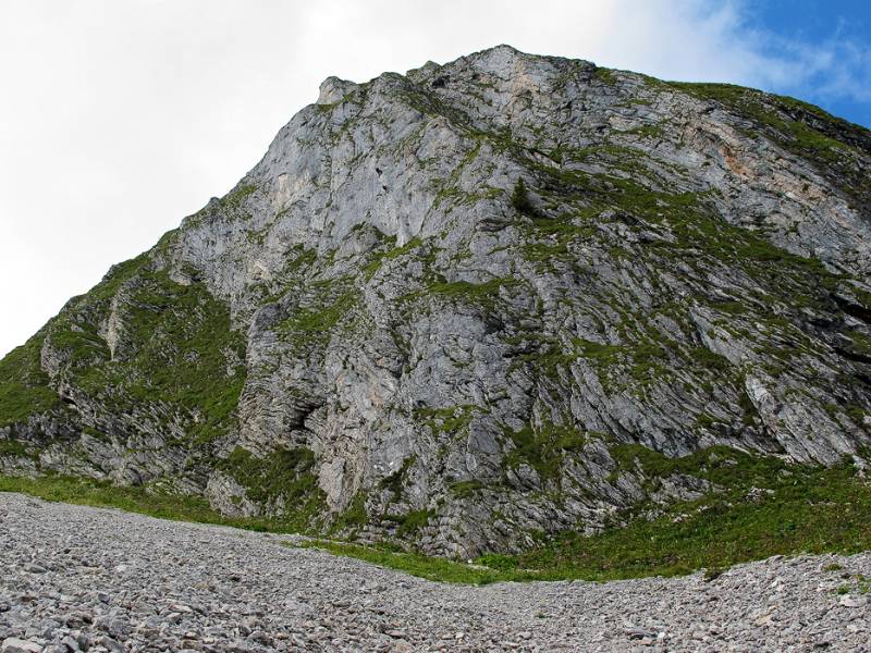 Über diese Wand verläuft Klettersteig auf Gantrisch