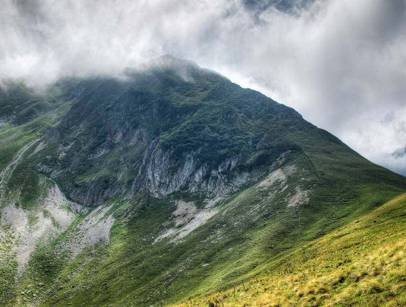 Blick zurück auf vernebelter Gipfel von Bürgle. Rechts ist der Abstiegsgrat