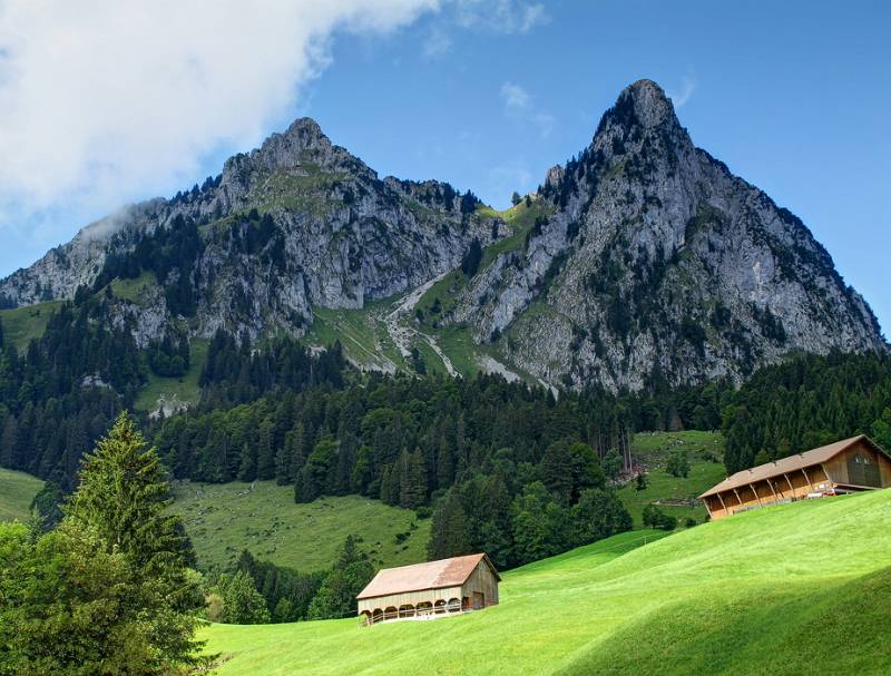 Kleiner Mythen (links) von Brunni aus. Rechts ist Haggenspitz