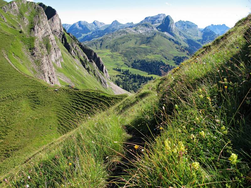 Kurz nach dem Saaspass Blick zurück zum Pass