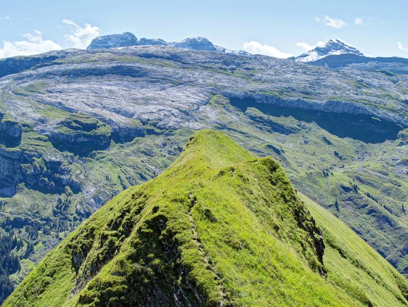 An einigen Stellen schmaler S-Grat von Lauiberg. Weiter vorne sind Karstfelder