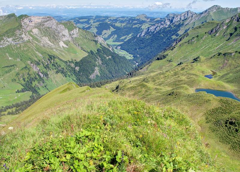 Blick entlang N-Grat von Lauiberg. Weit unten ist Sihltal