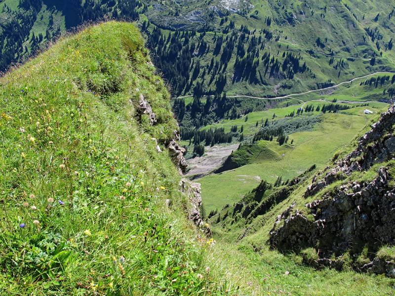 Steile Grasshänge Richtung Pragelstrasse