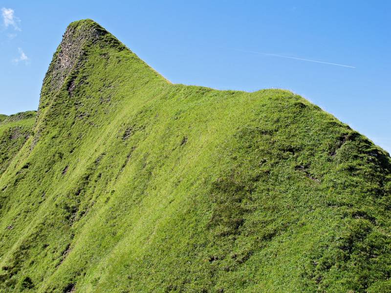 Beeindruckend schmaler Grat führt zum P.1980m