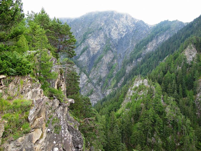 Blick Richtung Scaläratobel. Fürhörnli und Montalin sind im Nebel