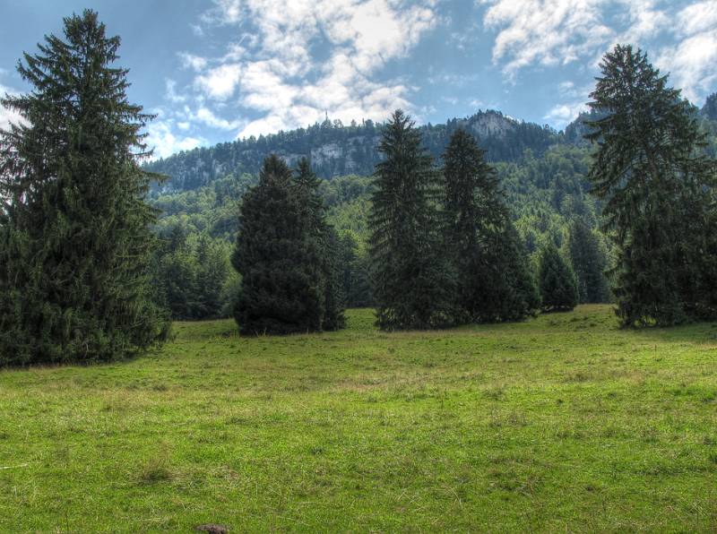 Blick im Abstieg zurück auf das Wanderziel und die Felswand, die