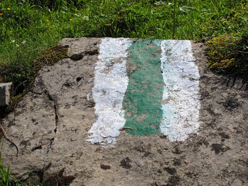 Weiss-Grün-Weiss Markierung auf dem Schülbergweg