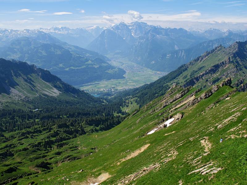 Ein Fleck von Walensee und Glarner Berge im Hintergrund