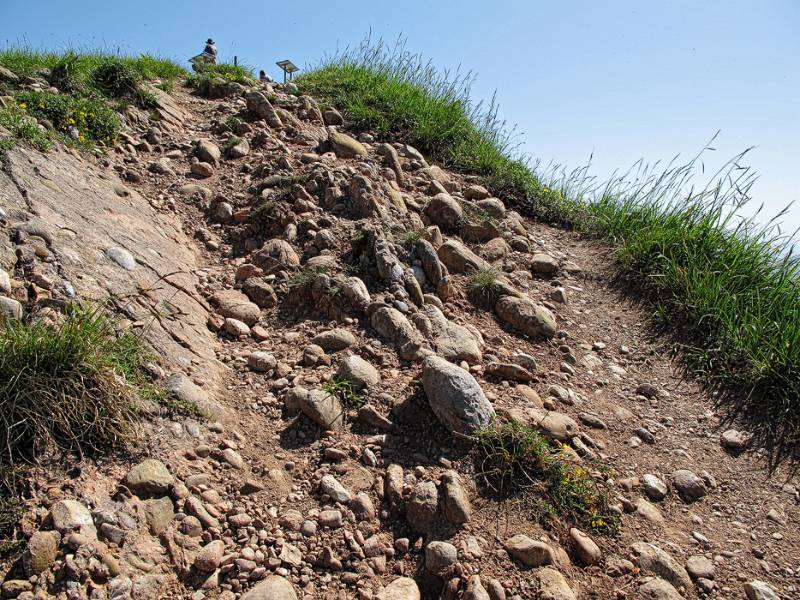 Steiniger Weg auf den Hirzli