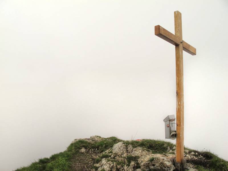 Das Gipfelkreuz und alles weiss.