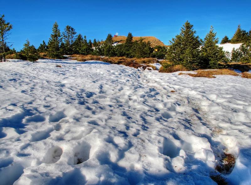 Die Reste von Schnee und der Gipfel von Blaue Tosse