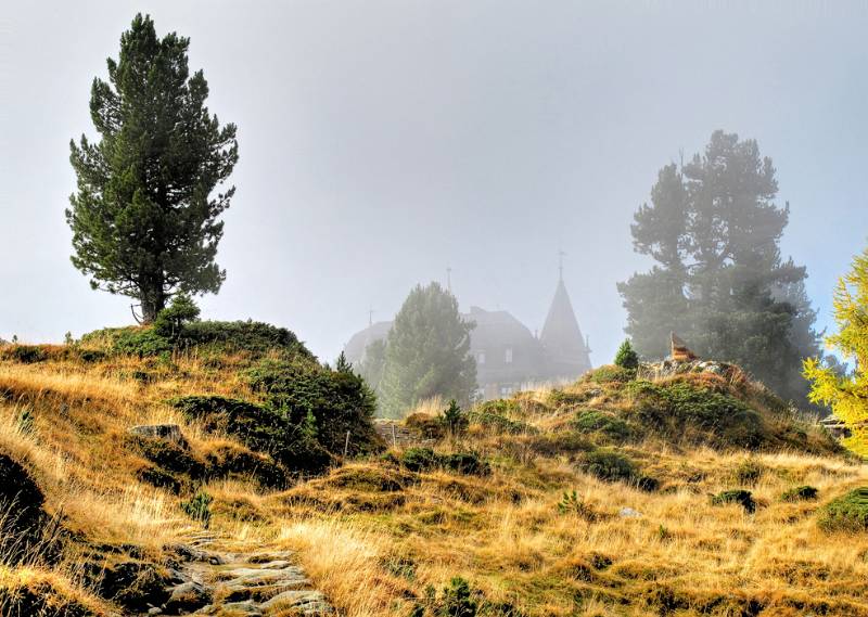 Auf dem Riederfurka taucht Villa Cassel aus dem Nebel