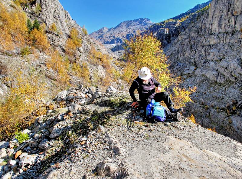 Mittagspause auf der West-Seite der Massaschlucht mit Bettmerhorn und Eggishorn weit