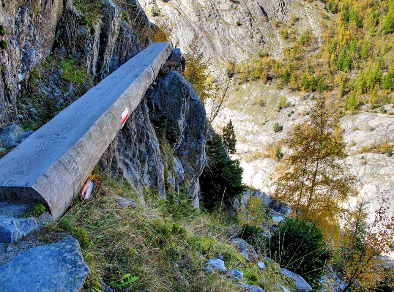 Die künstliche Hilfen auf dem Weg zur Hängebrücke