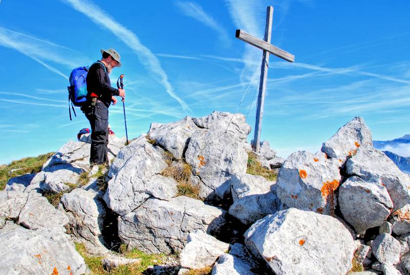 Auf dem Gipfel von Sigriswiler Rothorn mit schiefem Gipfelkreuz